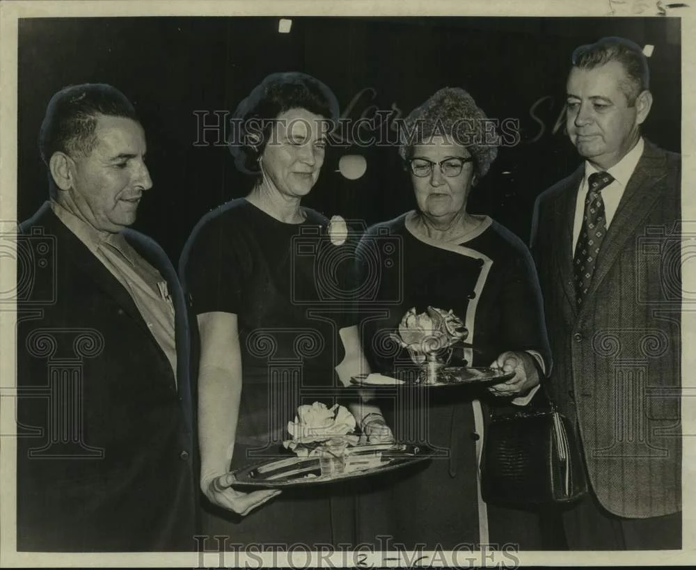 1971 Press Photo Judges at the Camellia Club of New Orleans with Winners