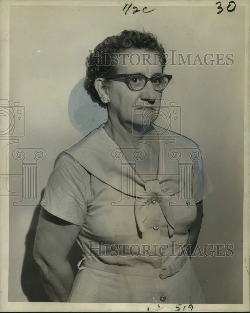 1960 Press Photo Mrs. Frances Vegas, le petit chapeau of the St. Bernard Salon