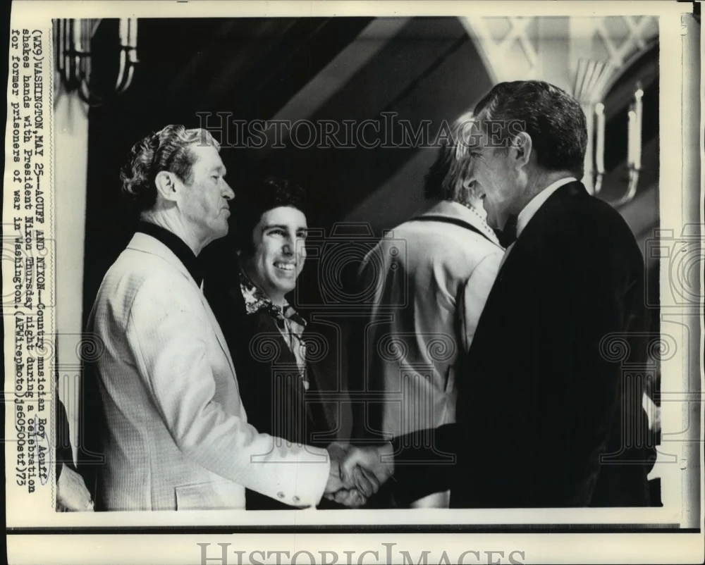1973 Press Photo Roy Acuff shakes hands with President Richard Nixon.