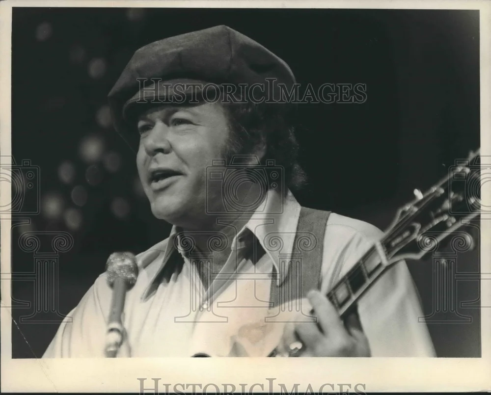 1976 Press Photo Musician Roy Clark Performing On "The Johnny Cash Show"