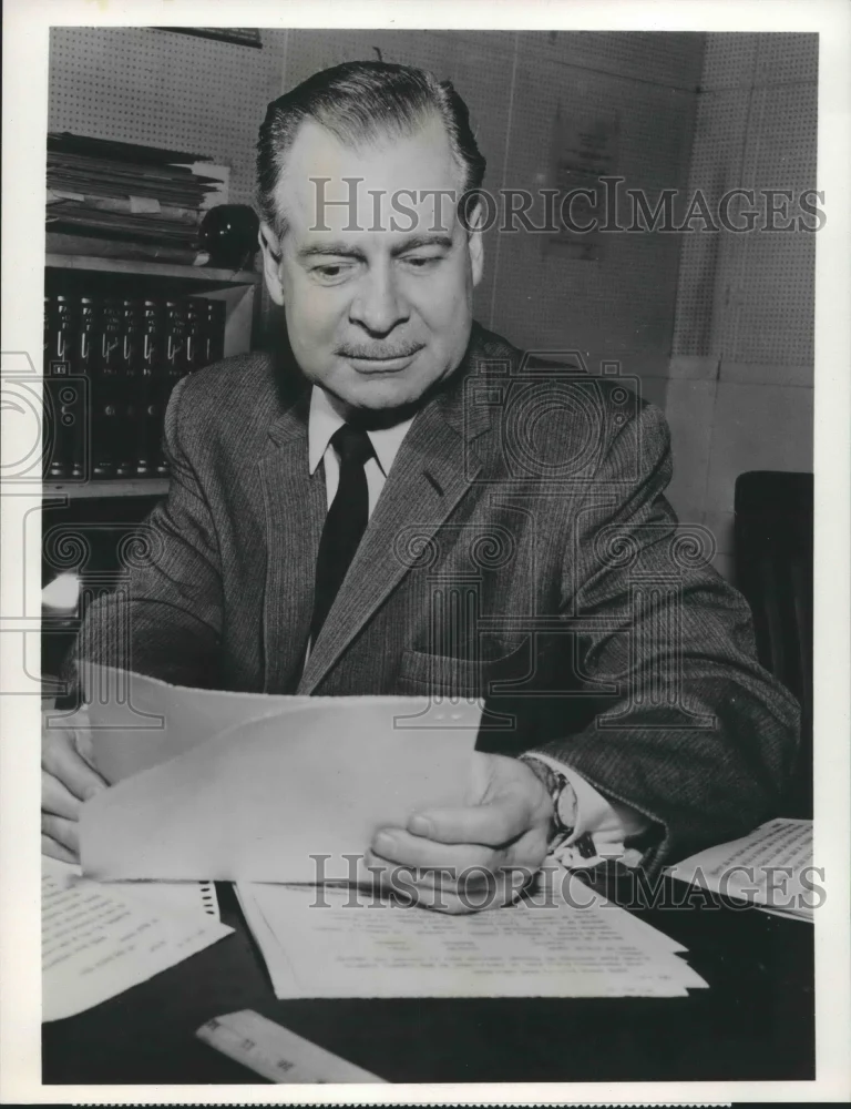 1962 Press Photo Ron Cochran, host of ABC Evening Report. - nop15596