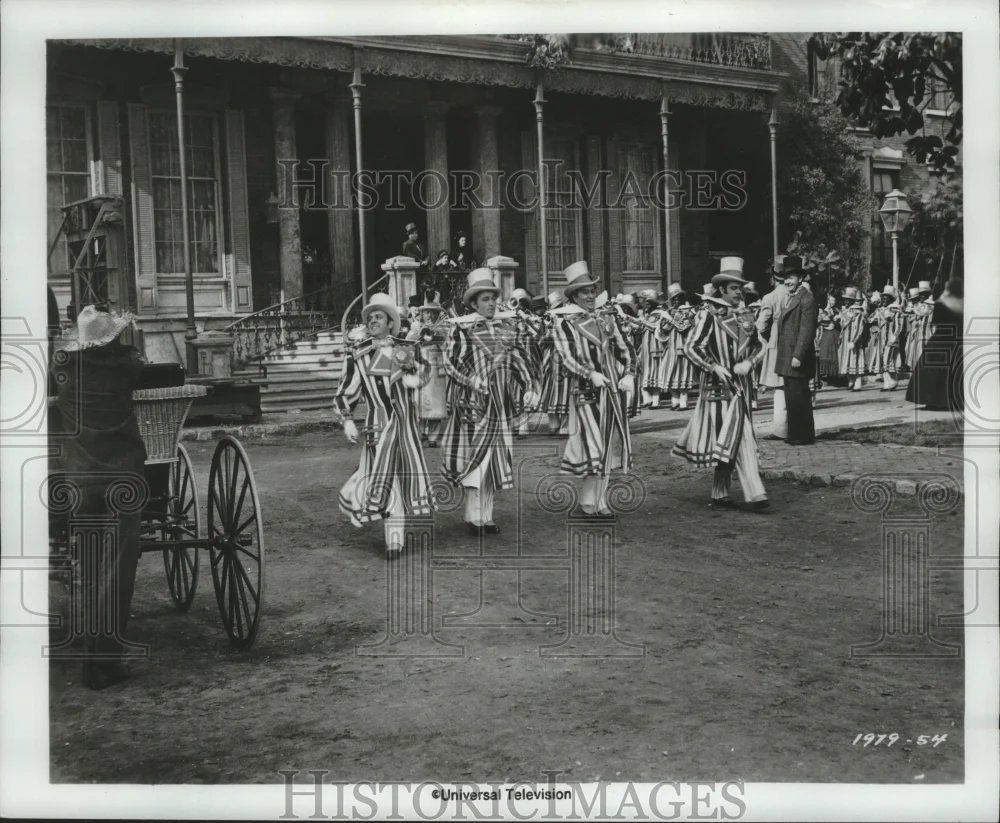 1981 Press Photo Bing Crosby and Billy De Wolfe star in Dixie, a 1943 film. - Image 3