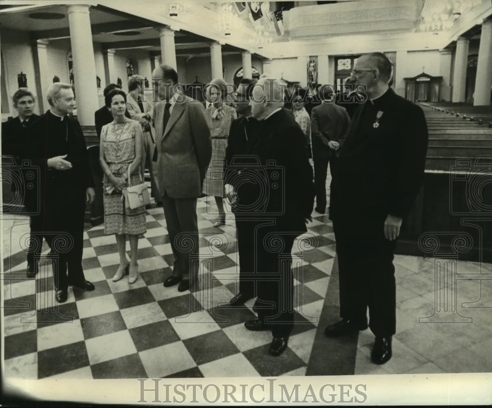 1976 Press Photo French President Valery Giscard D'Estaing Speaks with Priest