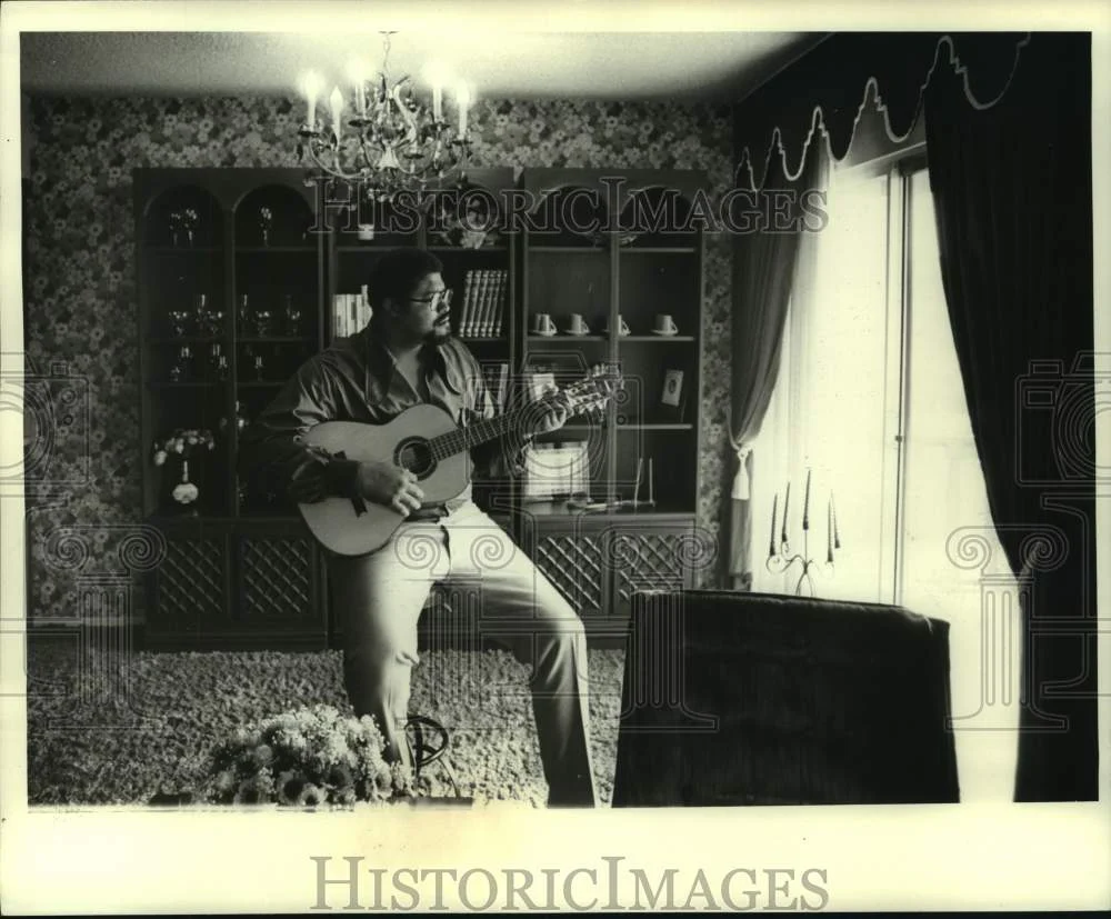 1970 Press Photo Rosey Grier, playing the guitar - nop31949