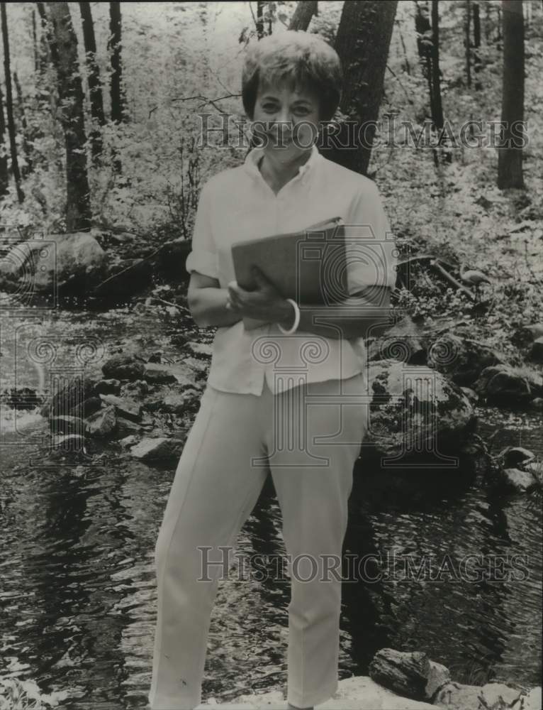 1969 Press Photo Author Irene Kampen behind her home in Ridgefield, Connecticut