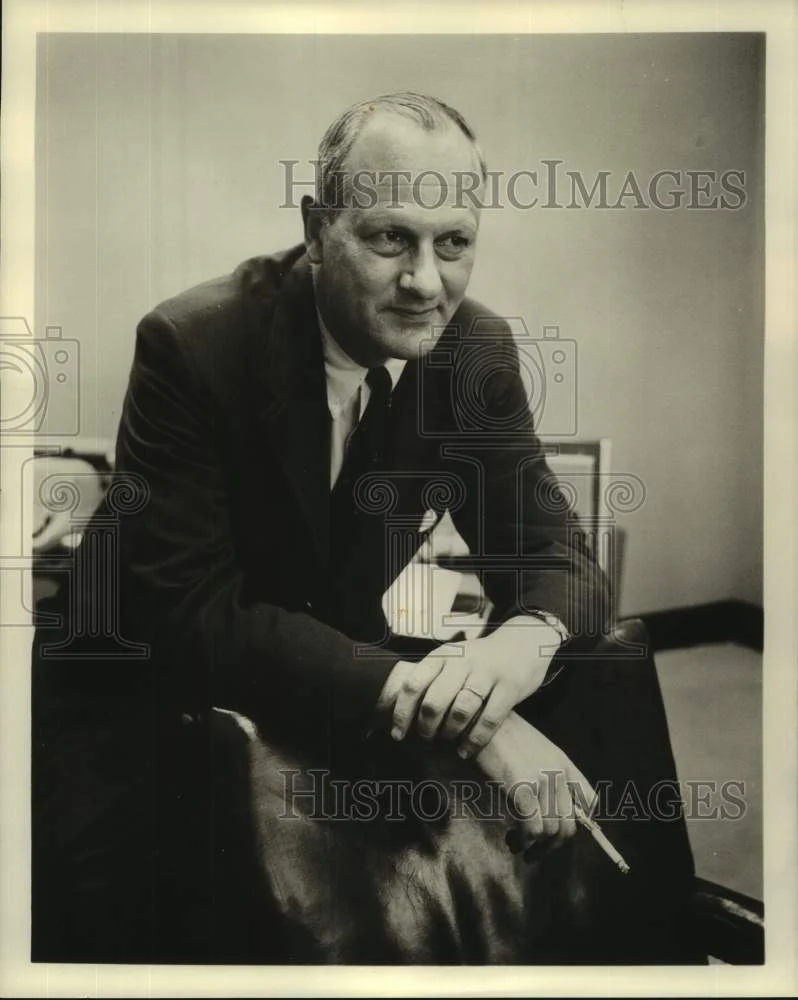 1960 Press Photo John Hunter featured in the book "The Reluctant Surgeon"