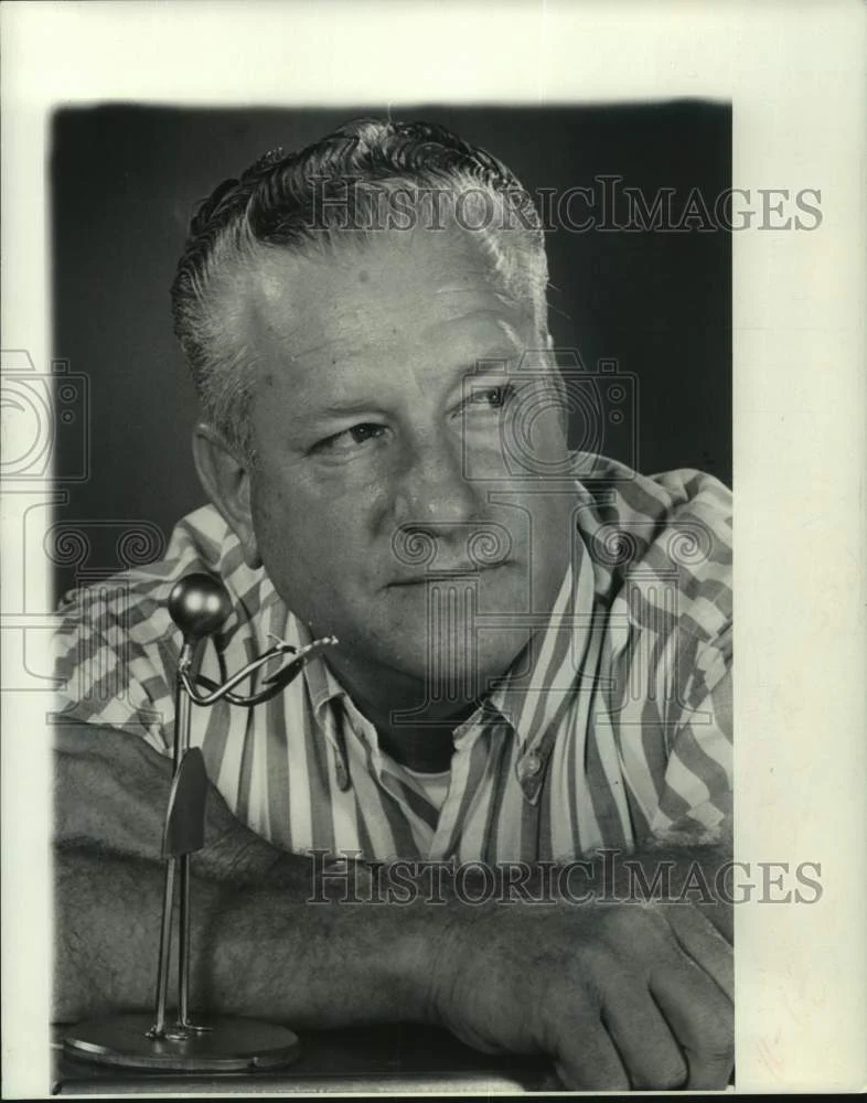 1971 Press Photo Sculptor Adrian Maschek with his metal piece, The Prayer.