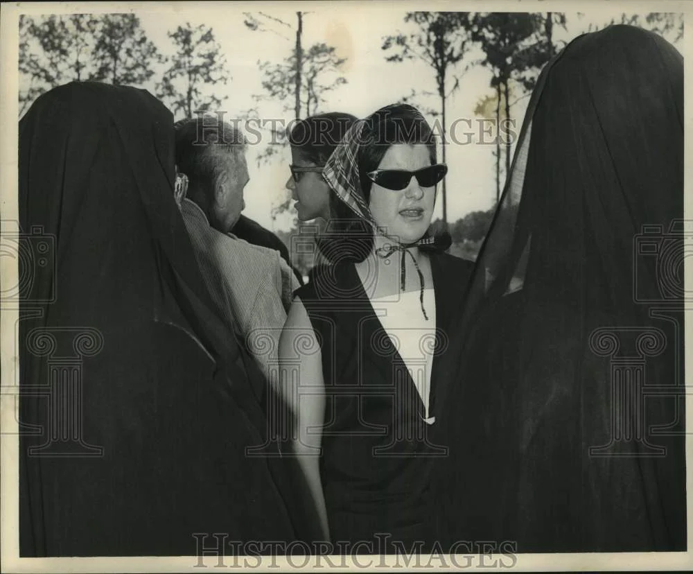 1964 Press Photo Luci Baines Johnson with nuns in New Orleans, Louisiana.