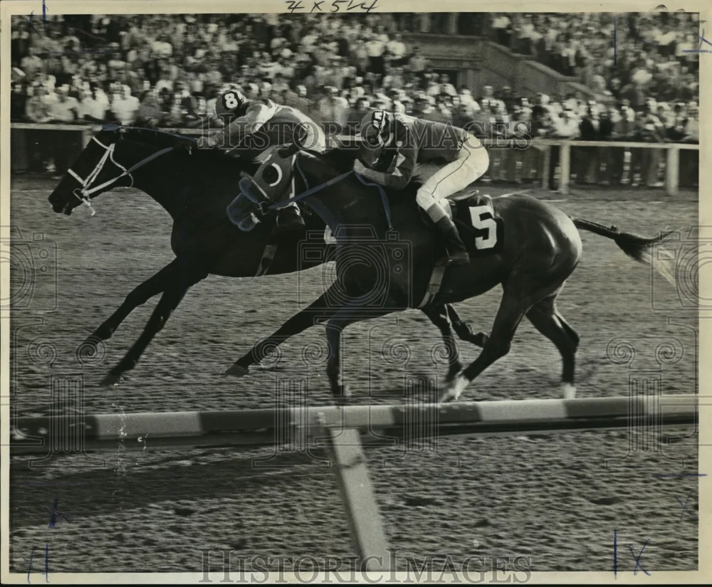 1975 Press Photo Fairgrounds- Burglar Alarm (8) gets in under the wire.