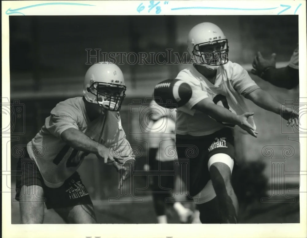 1992 Press Photo Tulane Quarterback Billy Duncan, #10, practices his pitching