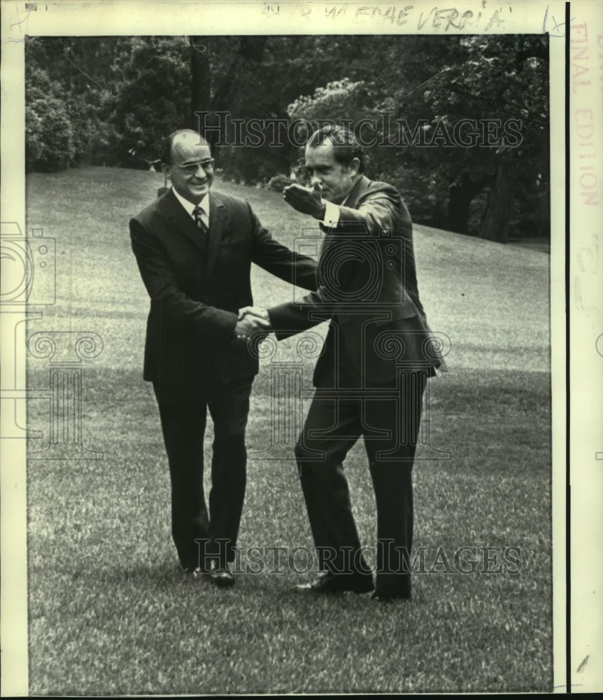 1972 Press Photo President Nixon shakes hands with Mexico's President Echeverria