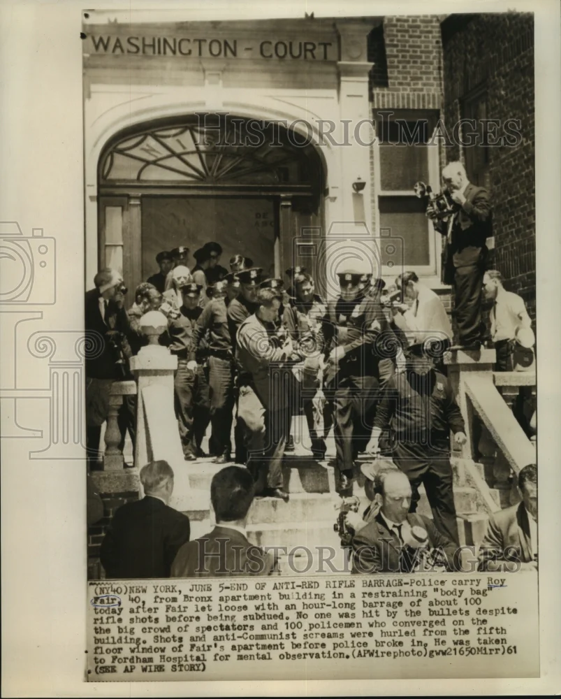 1961 Press Photo Roy Fair carried from Bronx building in restraining "body bag."