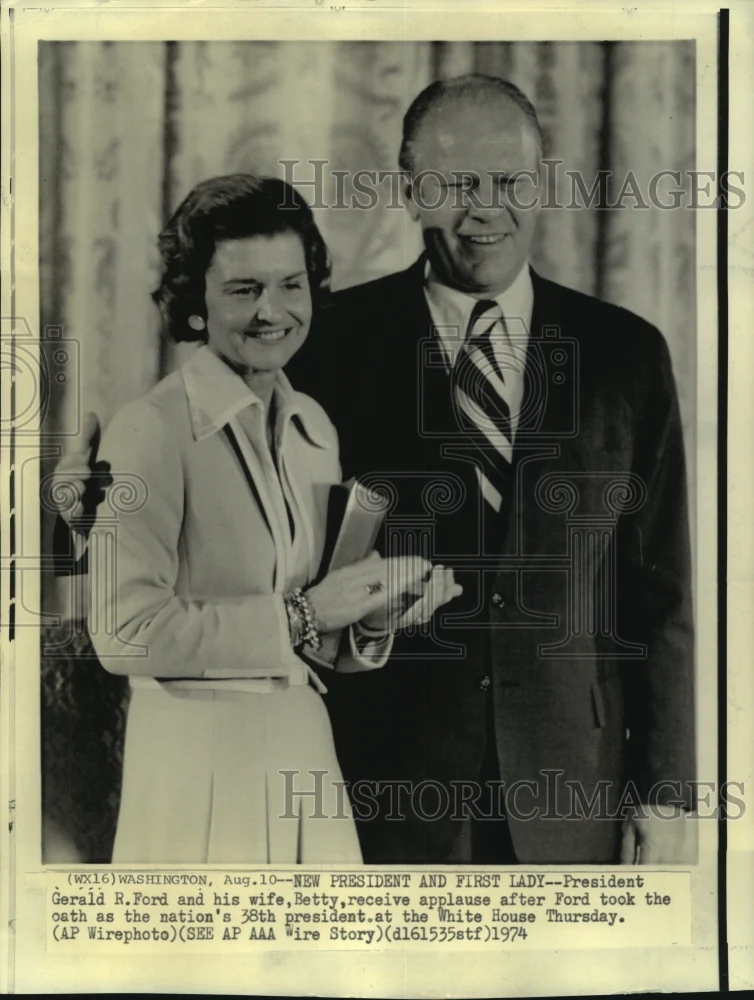 1974 Press Photo President & Mrs. Ford receive applause at the White House