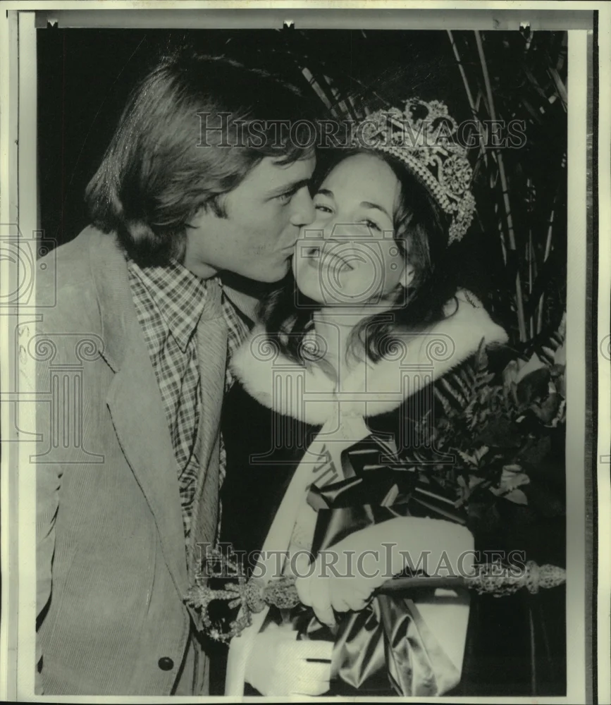 1974 Press Photo A kiss for Shannon Simonson, horse show queen, by John Ford