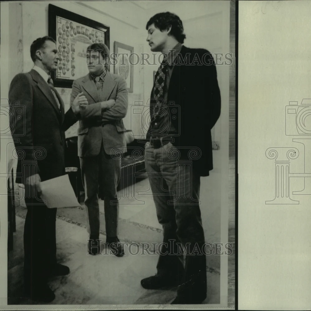 1975 Press Photo Jack Ford with friends in state capitol building in Boise, ID