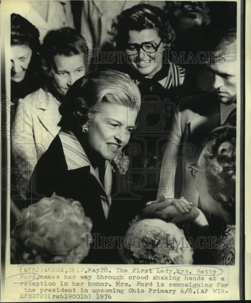 1976 Press Photo First Lady, Betty Ford shakes hands with crowd at reception.