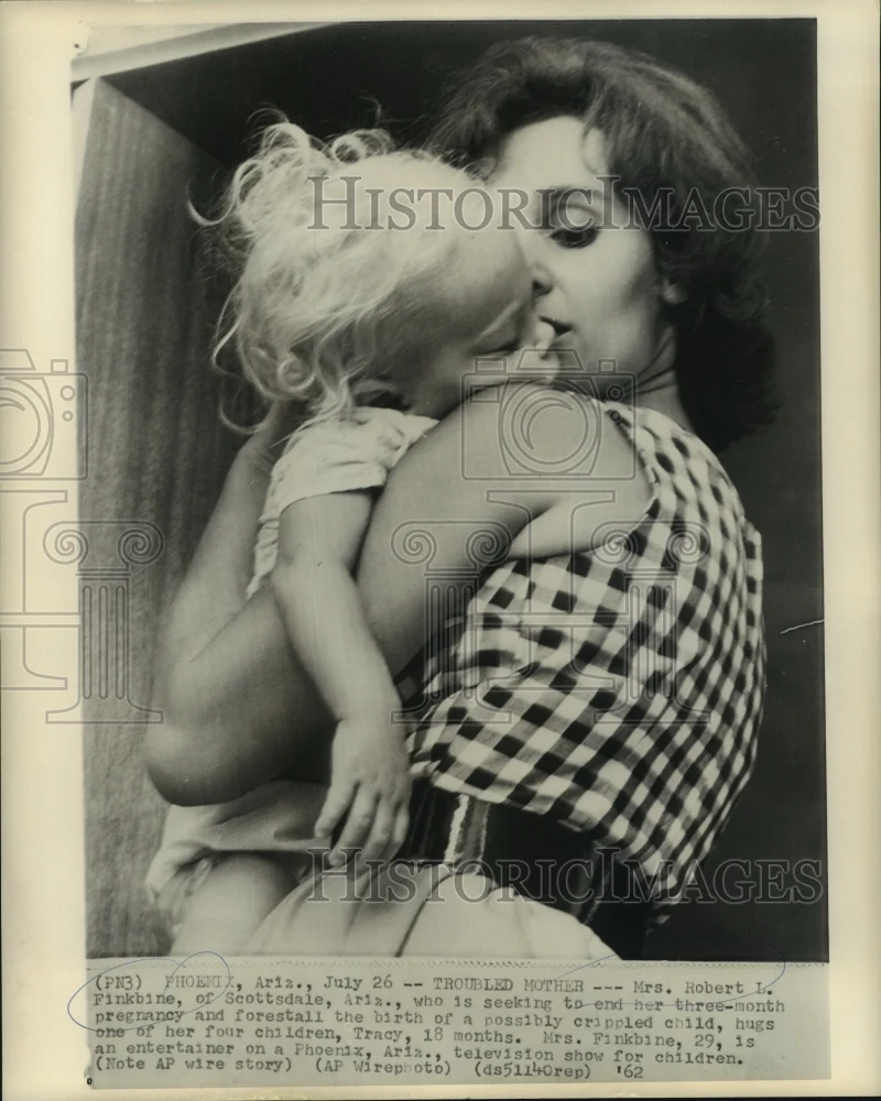 1962 Press Photo Mrs. Robert Finkbine hugs her child Tracy - now00490