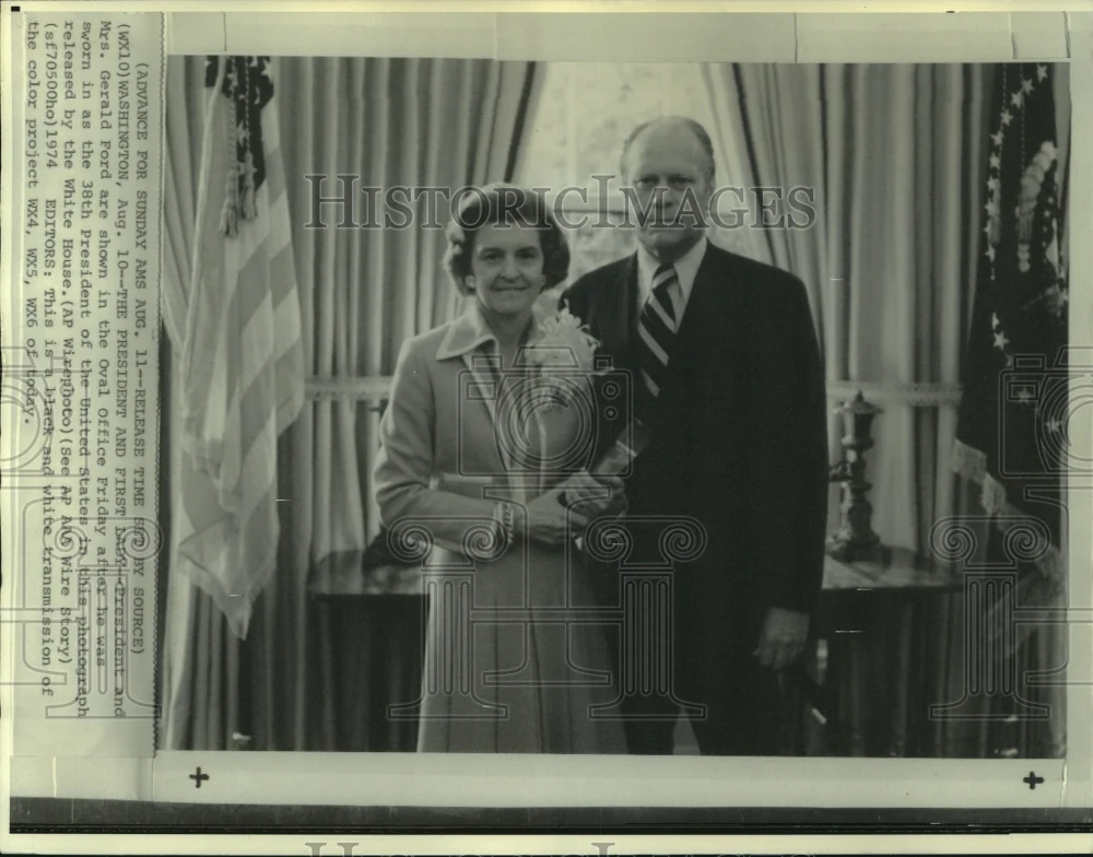 1974 Press Photo President & Mrs. Ford in Oval Office - now00904