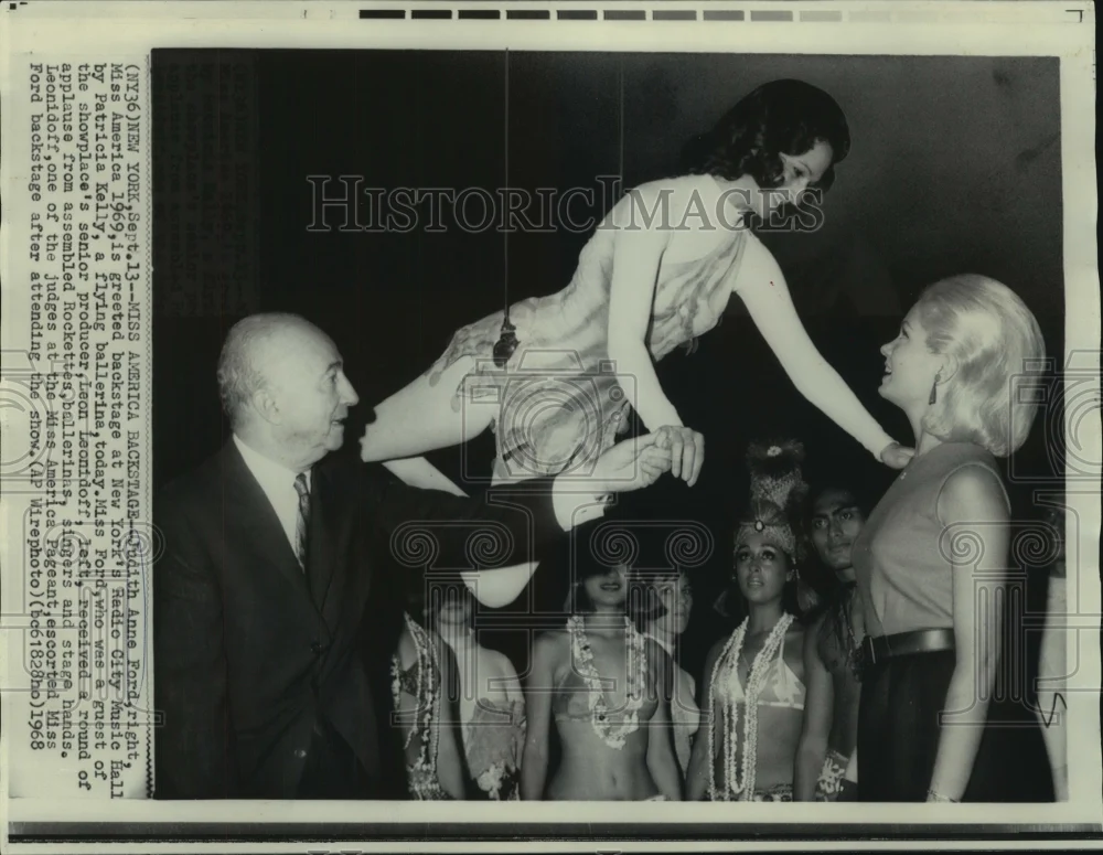 1968 Press Photo Judith Anne Ford with others backstage of Radio City Music Hall
