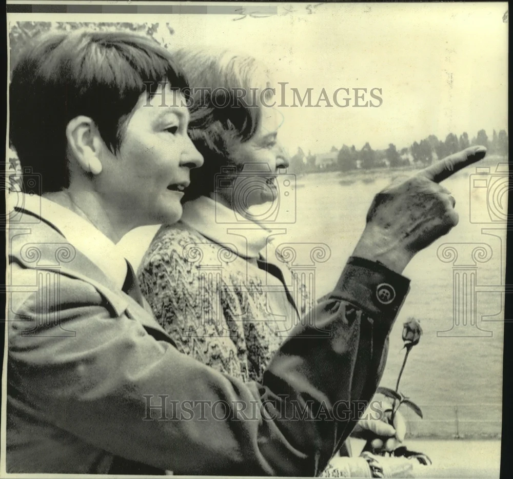 1975 Press Photo Mrs. Schmidt points out Bonn's sights to Mrs. Betty Ford