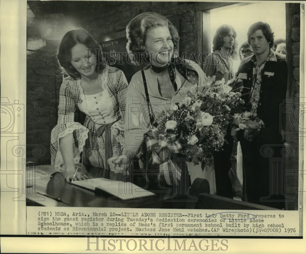1976 Press Photo Mrs.Betty Ford & others at Little Adobe Schoolhouse dedication