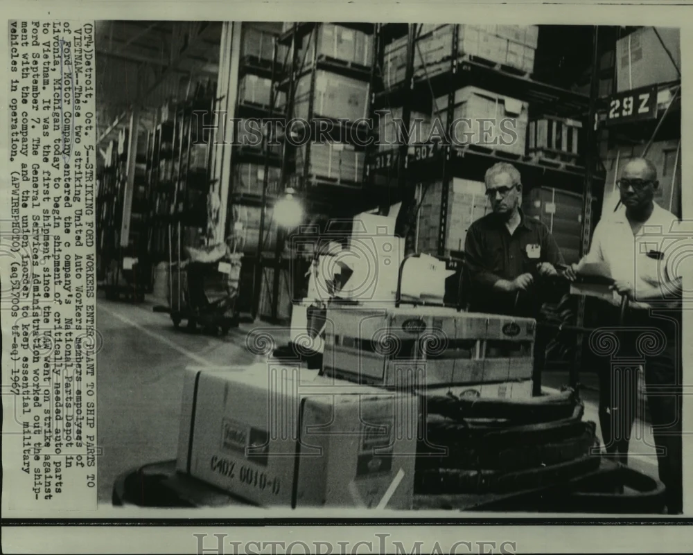 1967 Press Photo Striking Ford workers enter building to ship parts to Vietnam