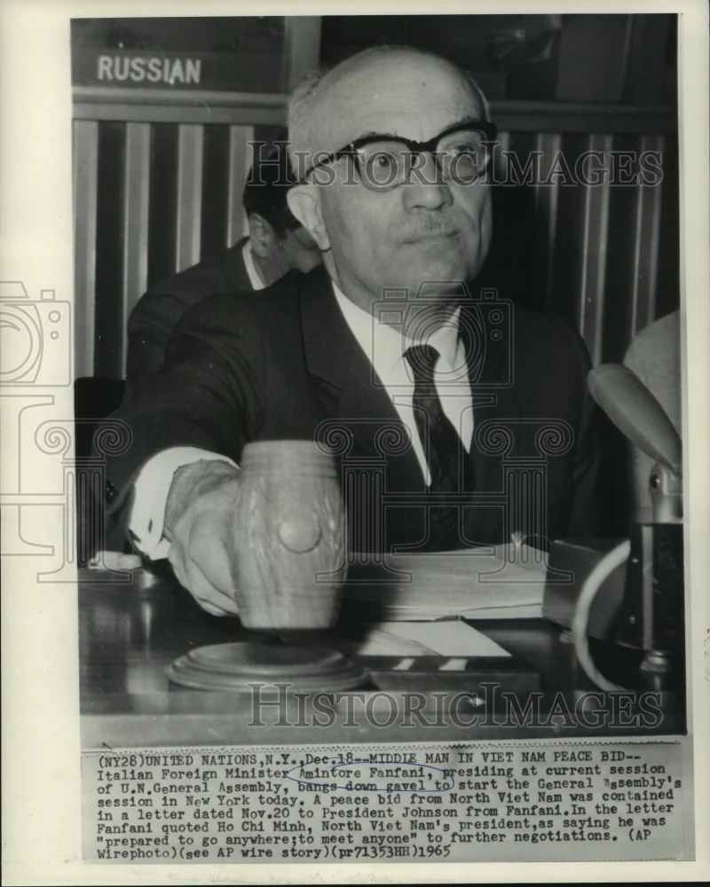 1965 Press Photo Amintore Fanfani bangs gavel to start the U.N. General Assembly