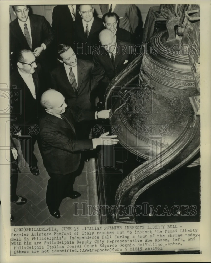 1961 Press Photo Italy's Premier Amintore Fanfani & others view Liberty Bell