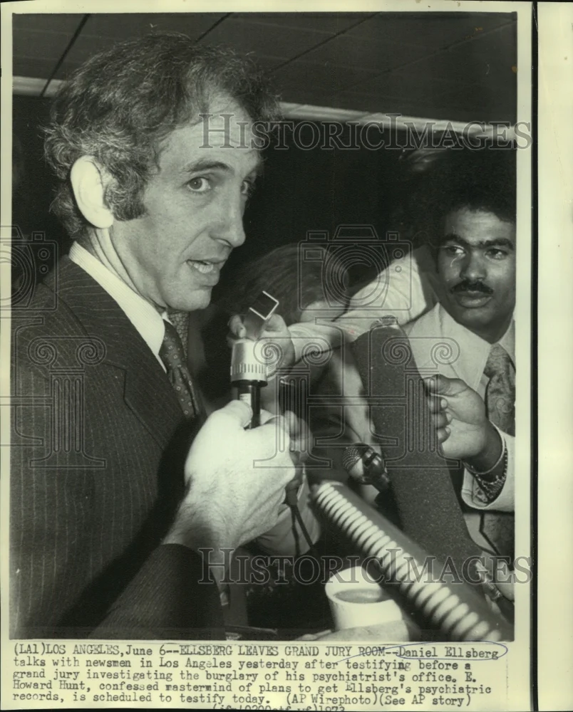 1973 Press Photo Daniel Ellsberg talk to newsmen in Los Angeles - now01549