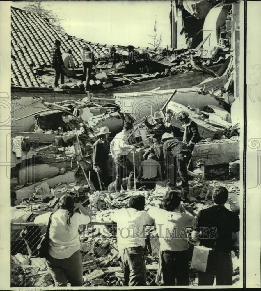 1971 Press Photo Rescue workers at VA Hospital in Sylmar for earthquake victims