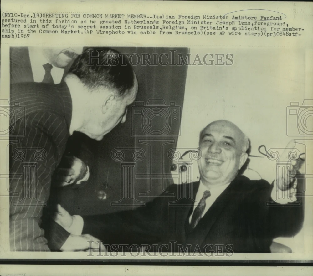 1967 Press Photo Italy's Fanfani gestures as he greets Netherland's Joseph Luns