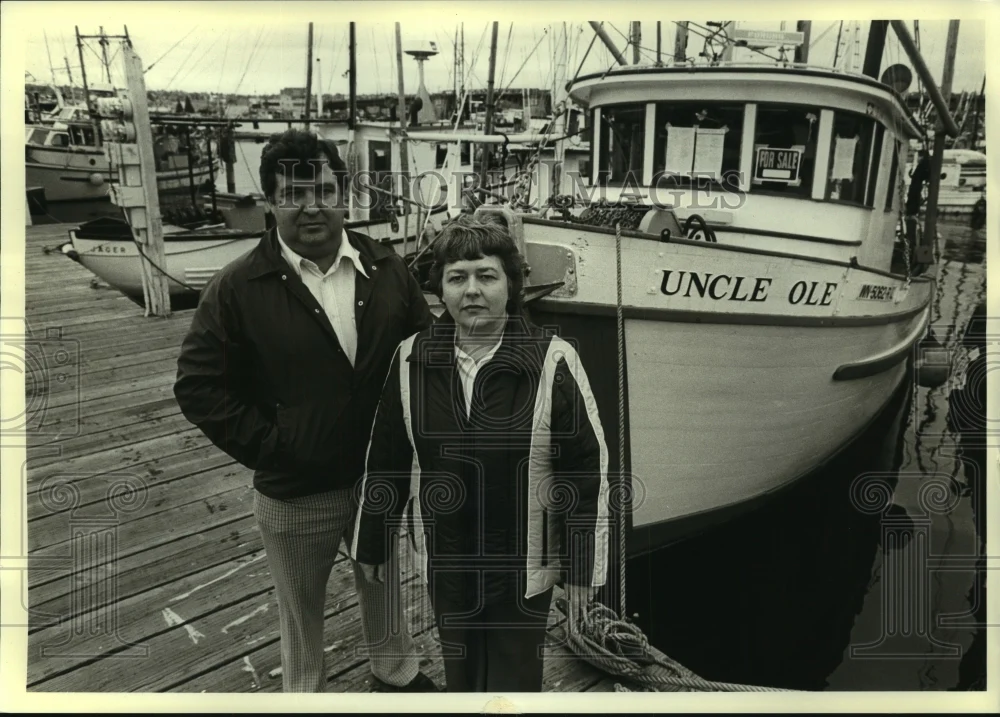 1981 Press Photo John & Clara Fenton, commercial fishermen, have boat for sale.