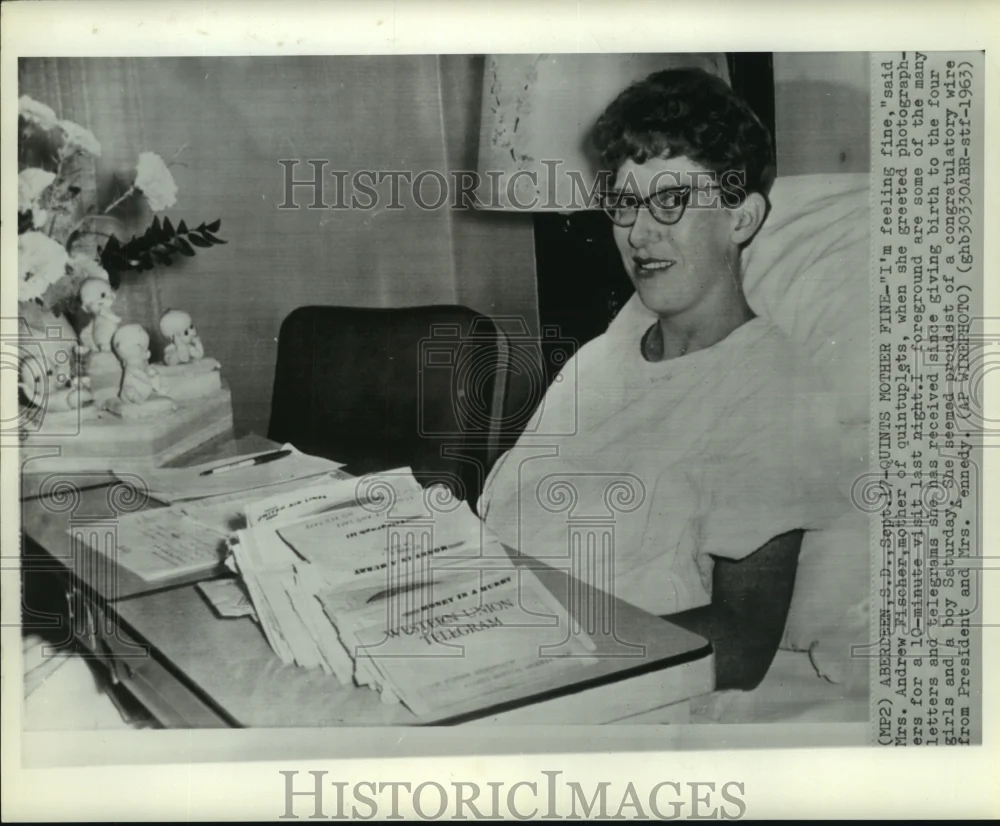 1963 Press Photo Mrs. Andrew Fischer, mother of quints, with letters & telegrans