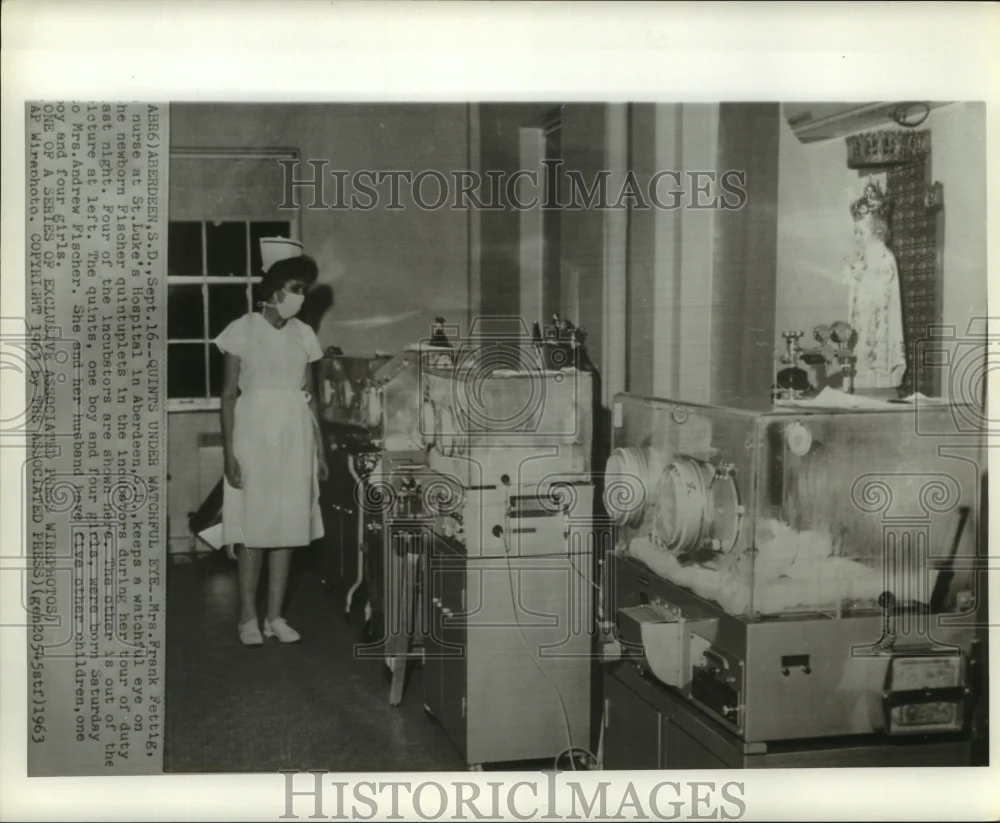 1963 Press Photo Mrs. Frank Fettig, St. Luke's nurse watches Fischer quintuplets