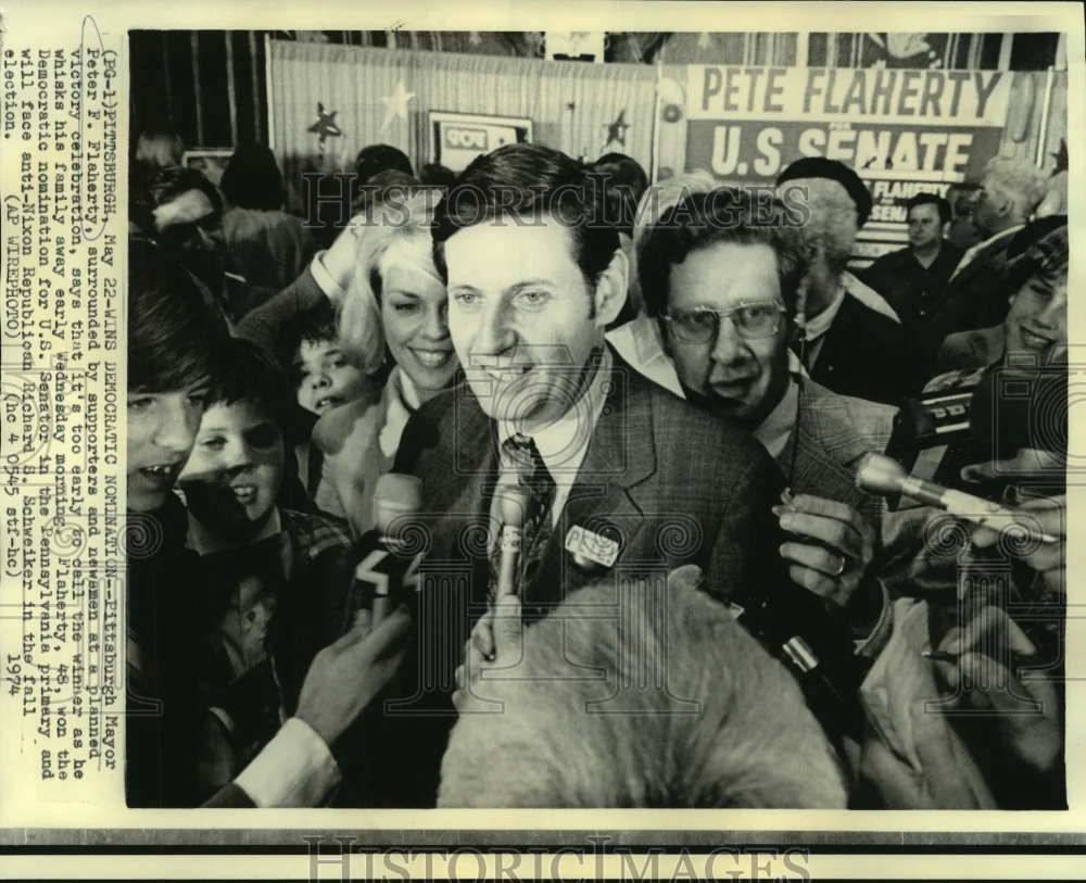 1974 Press Photo Pittsburgh Mayor Flaherty with supporters & newsmen - now02453