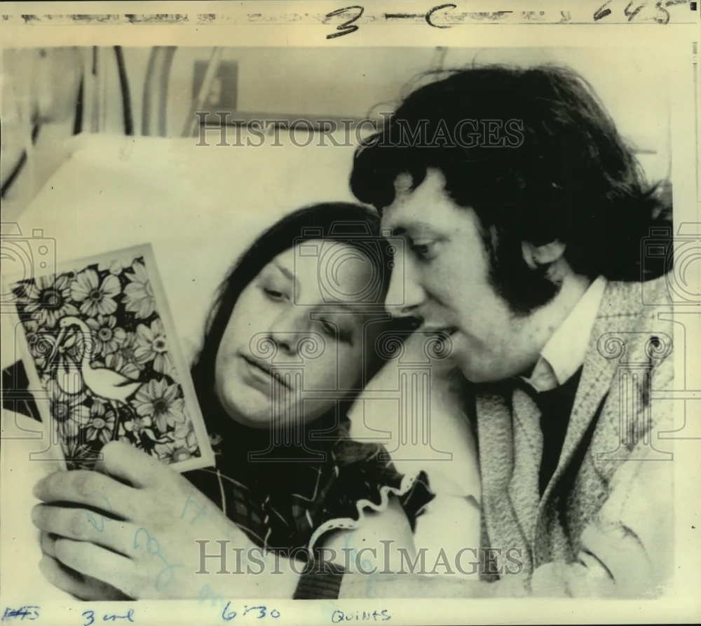 1972 Press Photo Mr. & Mrs. David Furlow read congratulatory telegram on quints