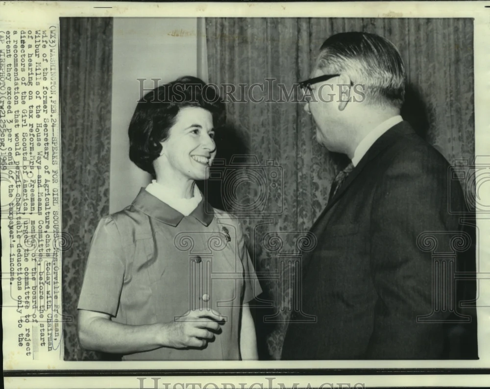 1969 Press Photo Mrs. Orville Freeman & Wilbur Mills meet in Washington