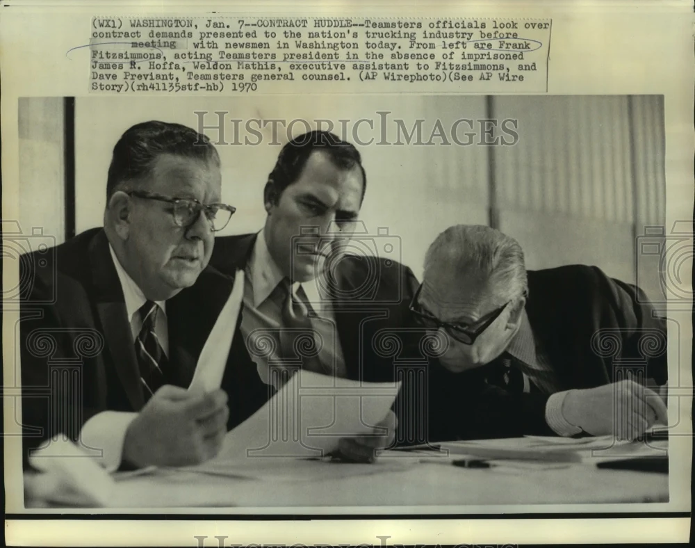1970 Press Photo Frank Fitzsimmons & others look over contract demands