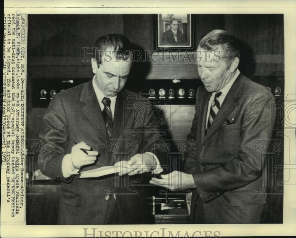 1971 Press Photo Robert Finch & Attorney Gen. Paullada read anti-drug document