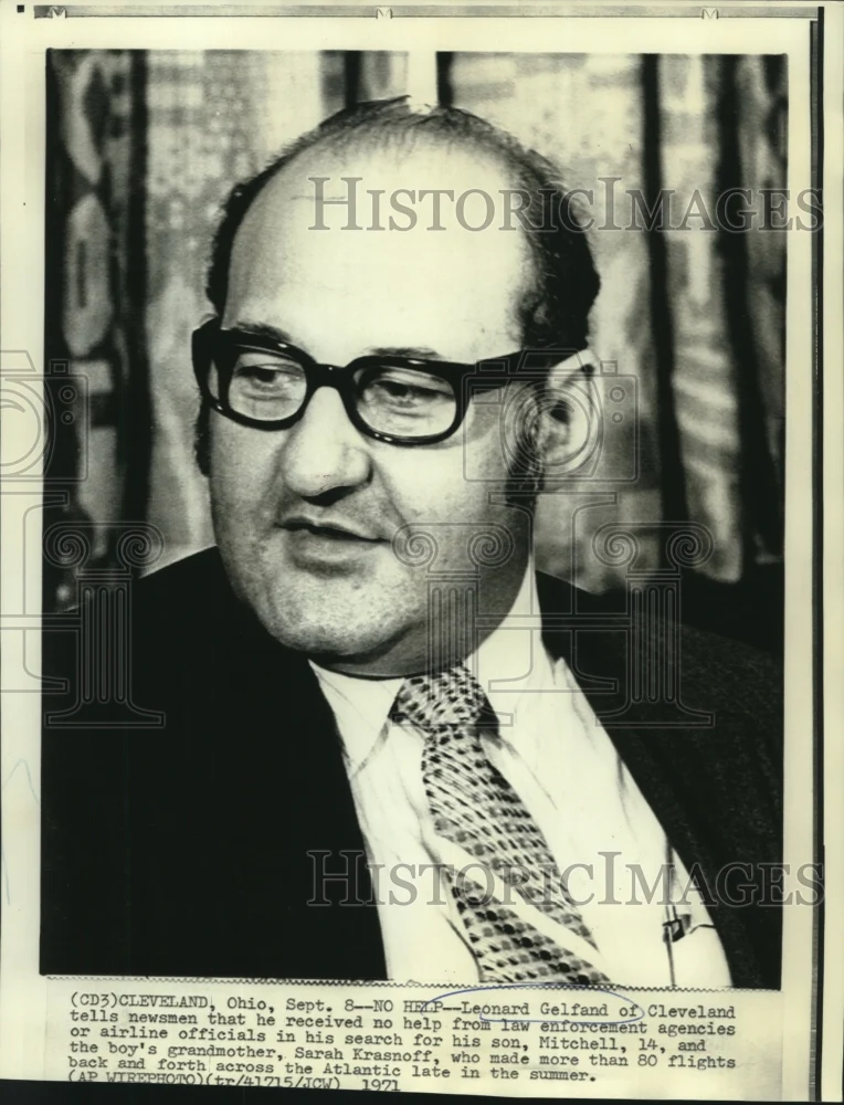 1971 Press Photo Leonard Gelfand tell newsmen of his search for son in Cleveland