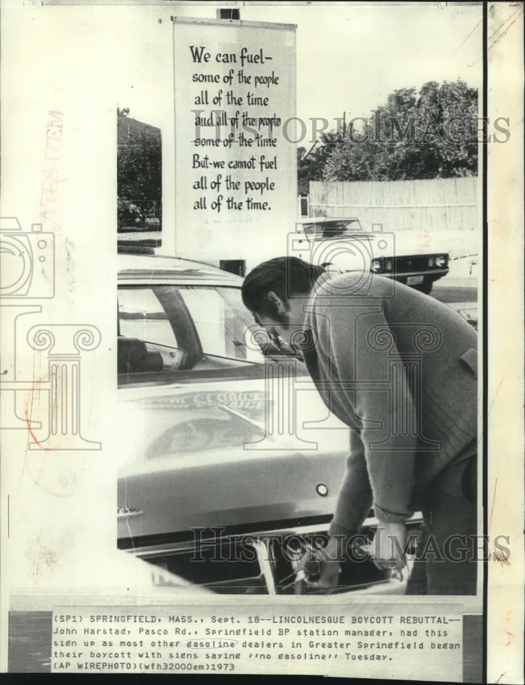 1973 Press Photo Springfield, MA gas station Lincolnsque boycott rebuttal