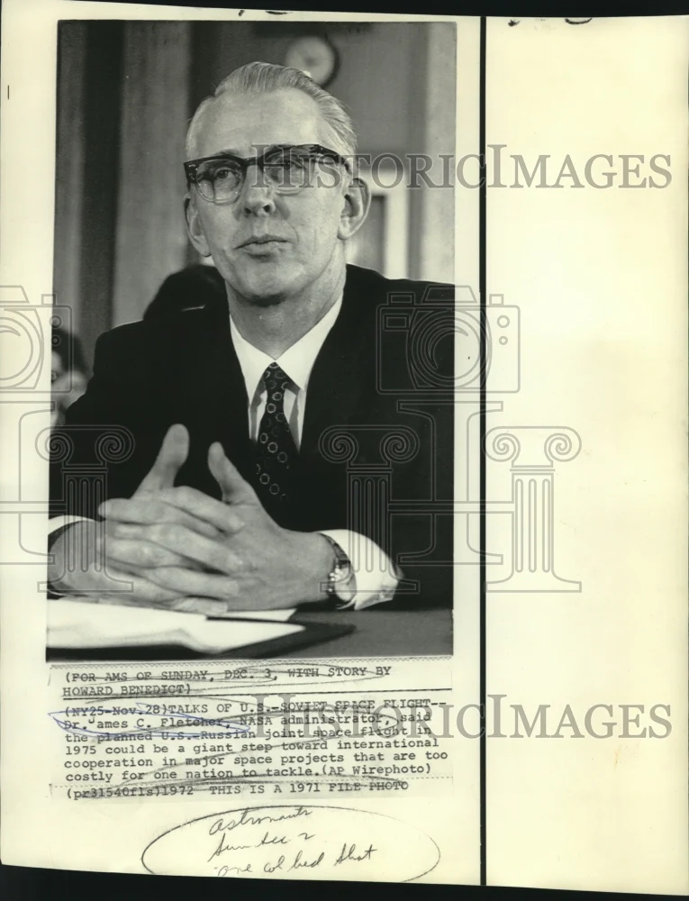 1971 Press Photo Dr. James Fletcher, NASA administrator, at meeting - now03293