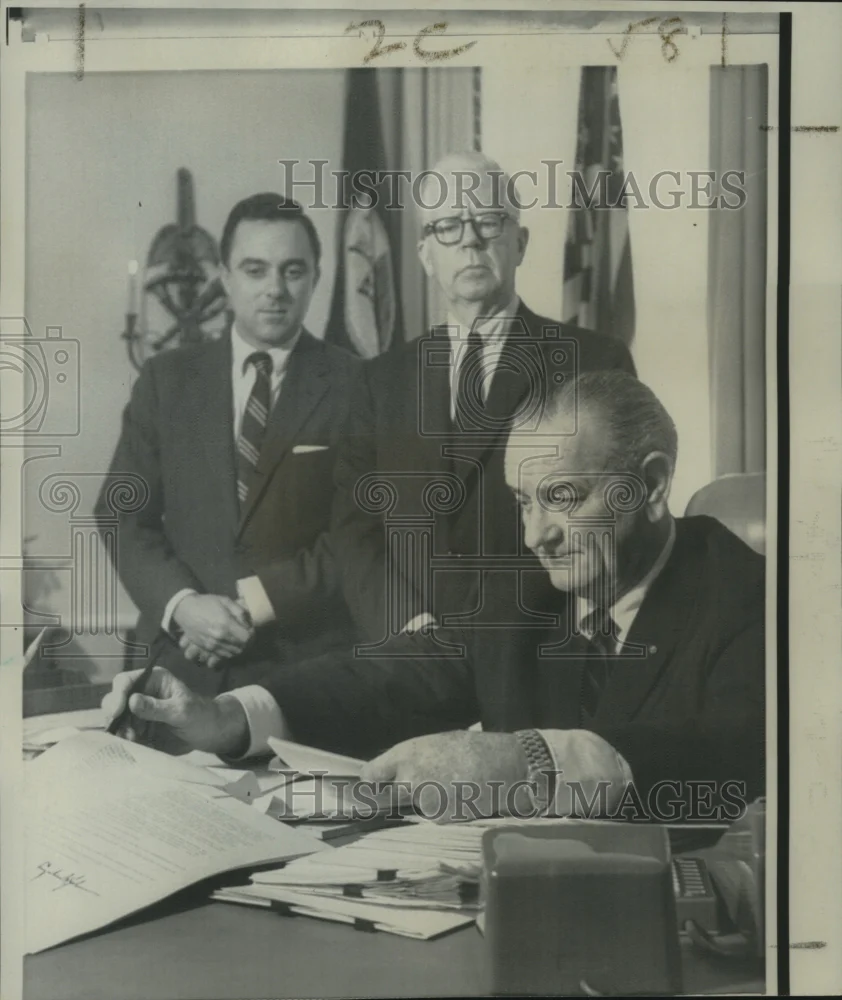 1967 Press Photo Treasury Secretary Fowler, Johnson & other at White House