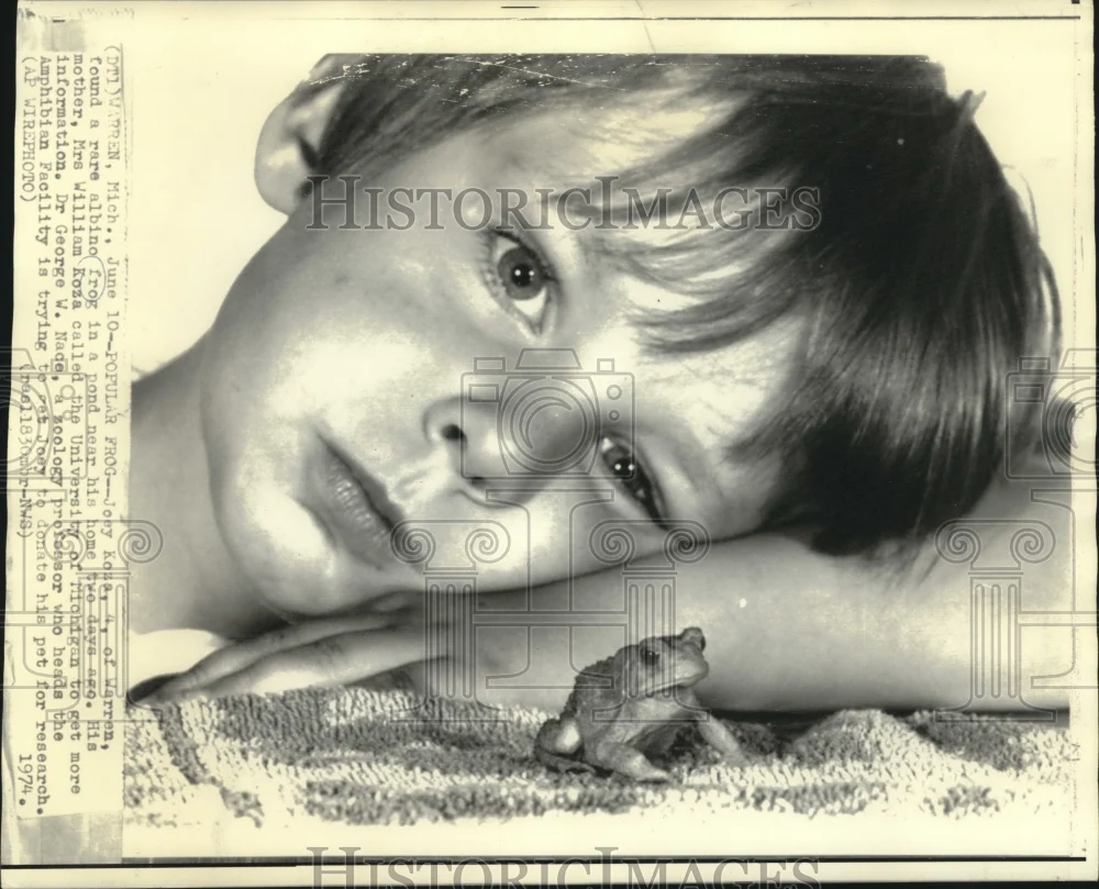 1974 Press Photo Joey Koza with rare albino frog found in Michigan pond.