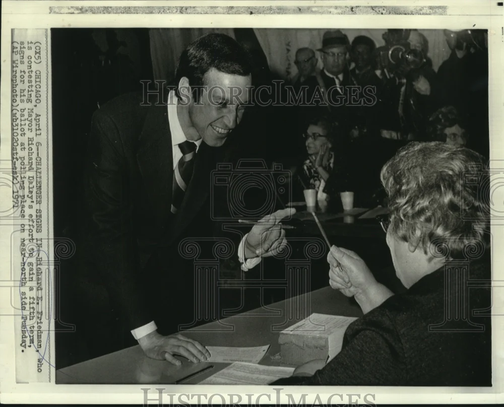 1971 Press Photo Richard Friedman, candidate for Chicago Mayor, cast his vote