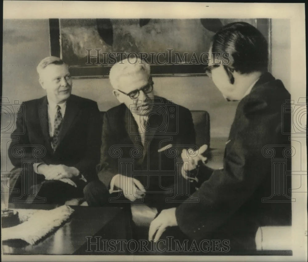 1967 Press Photo Arthur Goldberg & Takeo Miki chat at Foreign Office in Tokyo