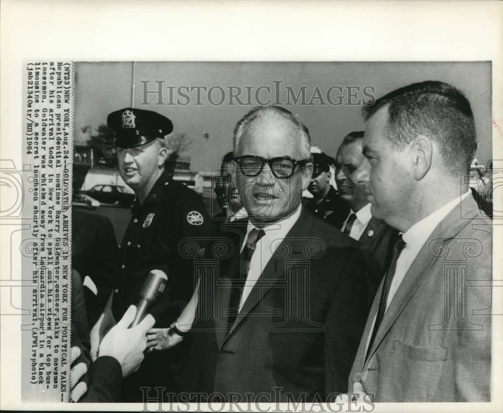 1964 Press Photo Senator Barry Goldwater with newsmen at LaGuardia Airport, NY