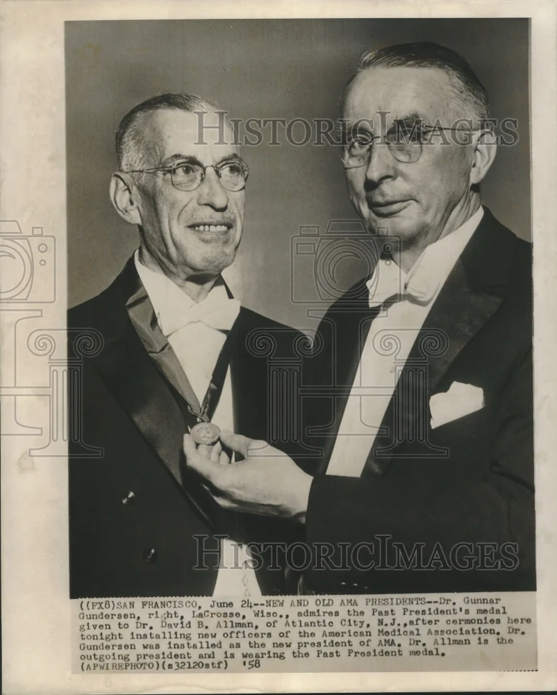 1958 Press Photo Dr. Gundersen admires Dr. Allman's Past President Medal