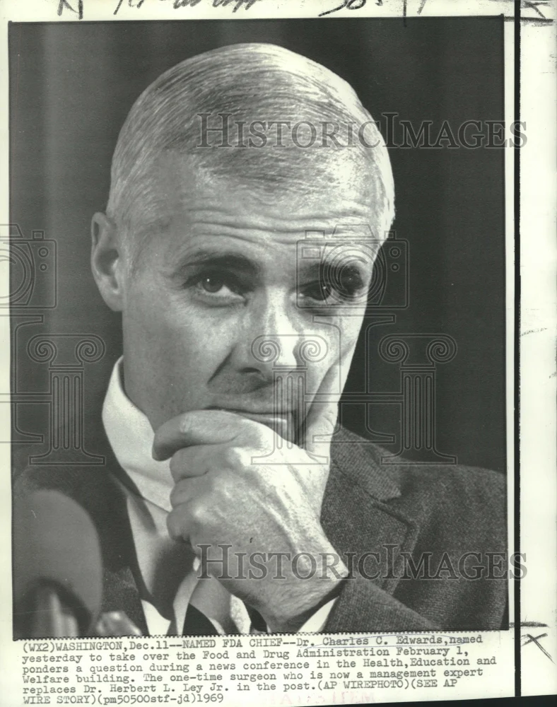 1969 Press Photo Dr. Charles Edwards of FDA answers questions at news conference