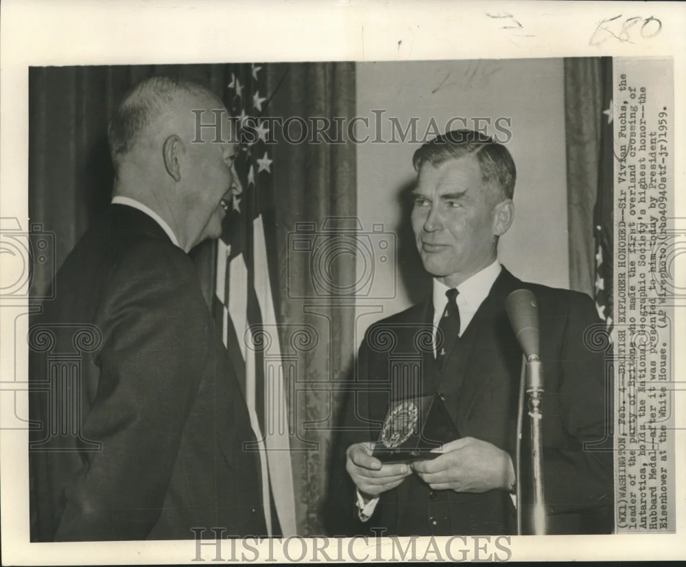 1959 Press Photo British explorer Sir Vivian Fuchs honored by Nat. Georgraphic